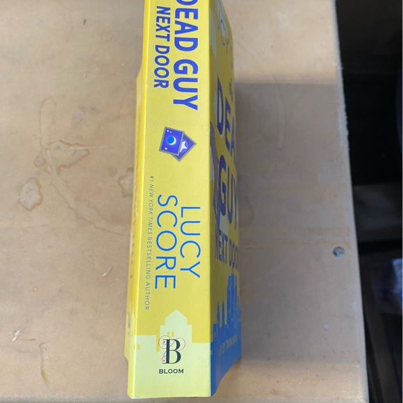 Lucy Score The Dead Guy Next Door Riley Thorn Novel Paperback Romance - Picture 3 of 3